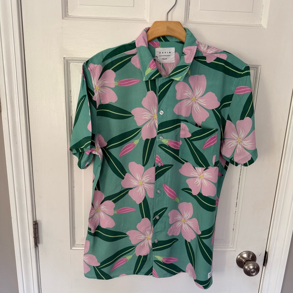 NWT Duvin Design Co. - Men’s Size Small Pink & Green Hawaiian-style button-down